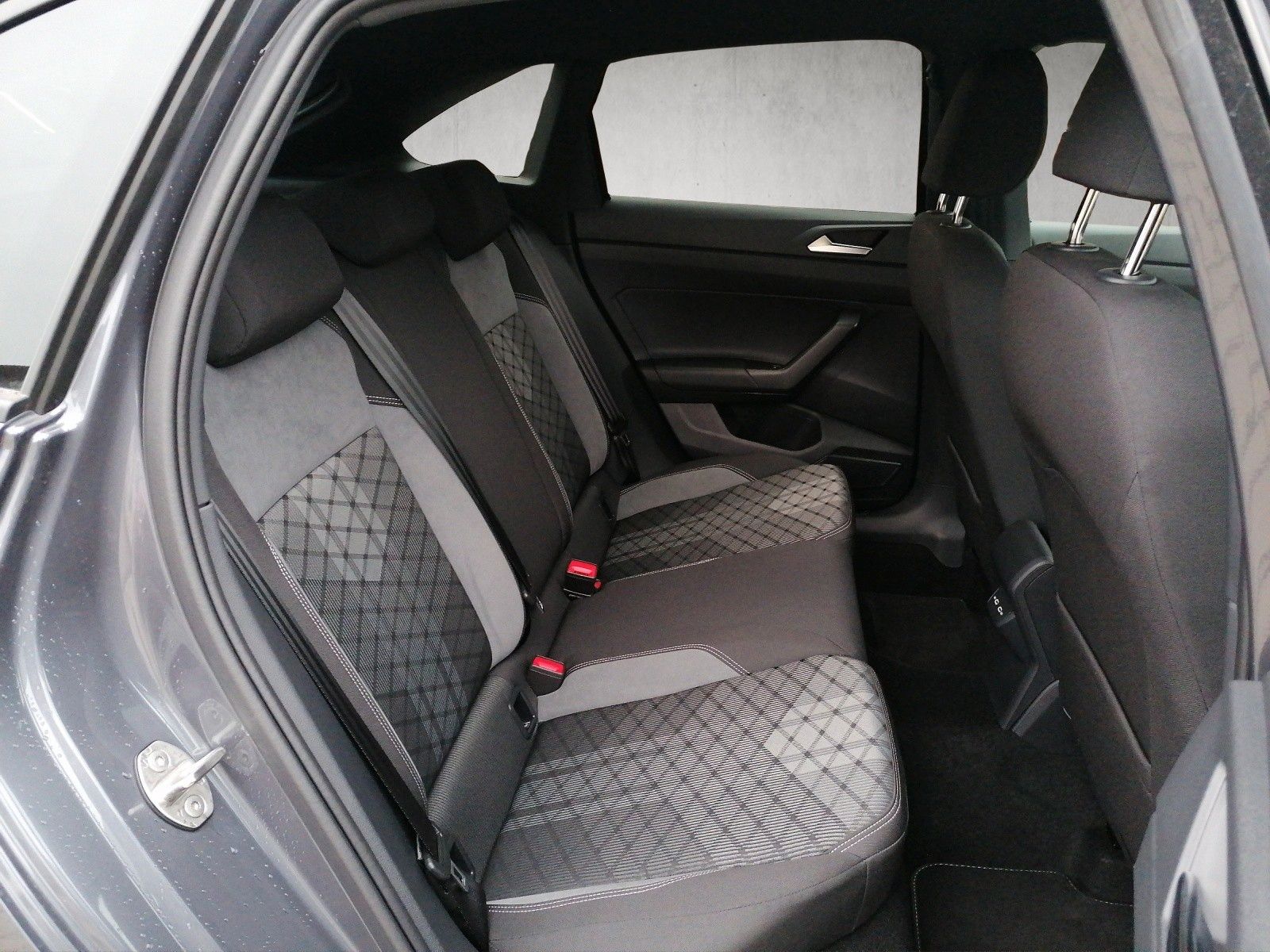 Fahrzeugabbildung Volkswagen Taigo 1.5 TSI R-Line DSG AHK IQ Drive Matrix LED