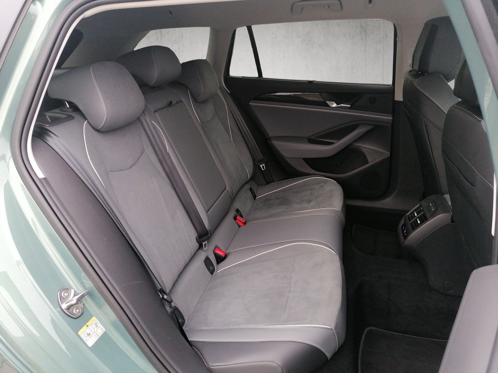 Fahrzeugabbildung Volkswagen Passat Variant 1.5 eTSI DSG AHK elHK ACC