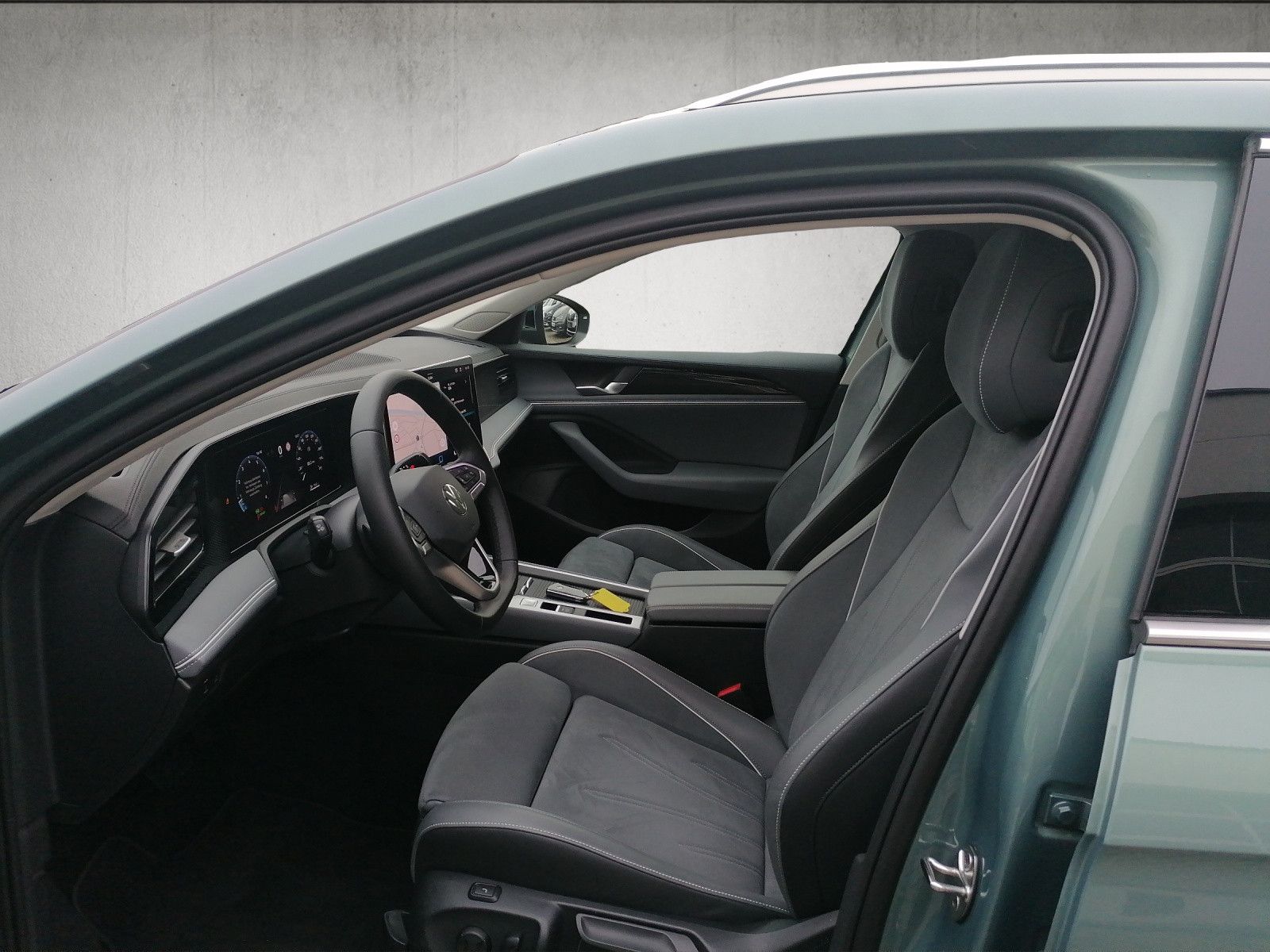 Fahrzeugabbildung Volkswagen Passat Variant 1.5 eTSI DSG AHK elHK ACC
