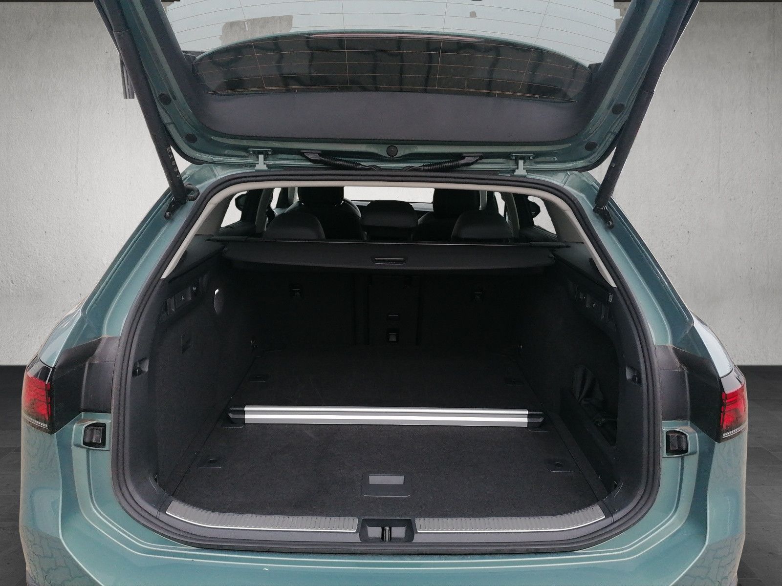 Fahrzeugabbildung Volkswagen Passat Variant 1.5 eTSI DSG AHK elHK ACC