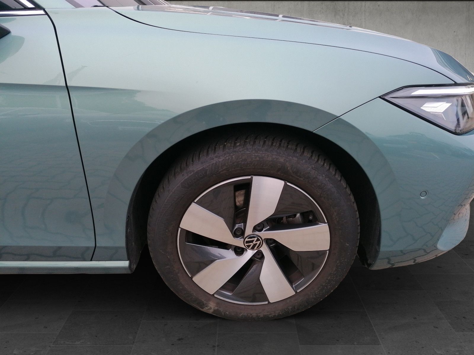 Fahrzeugabbildung Volkswagen Passat Variant 1.5 eTSI DSG AHK elHK ACC