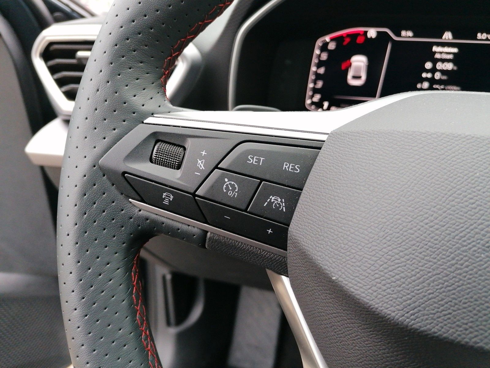 Fahrzeugabbildung SEAT Leon 1.5 TSI FR DSG FAP XL GJR ACC KAM SMART AMB