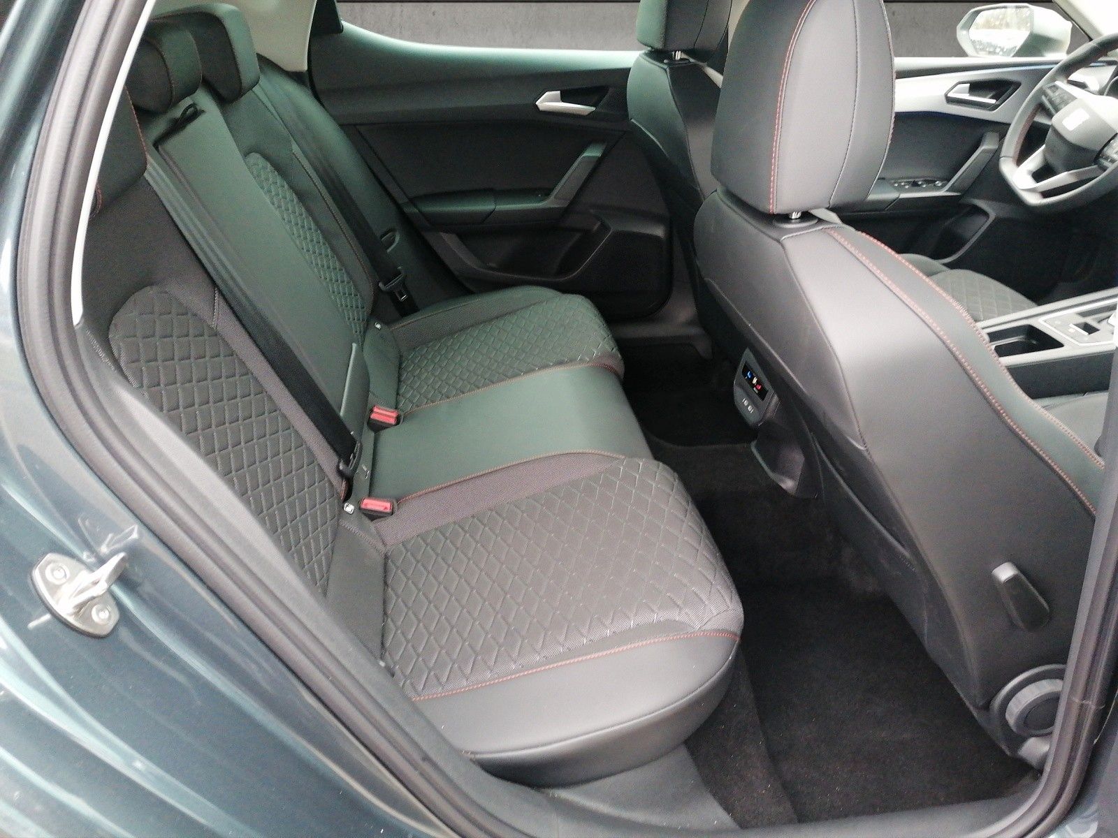 Fahrzeugabbildung SEAT Leon 1.5 TSI FR DSG FAP XL GJR ACC KAM SMART AMB