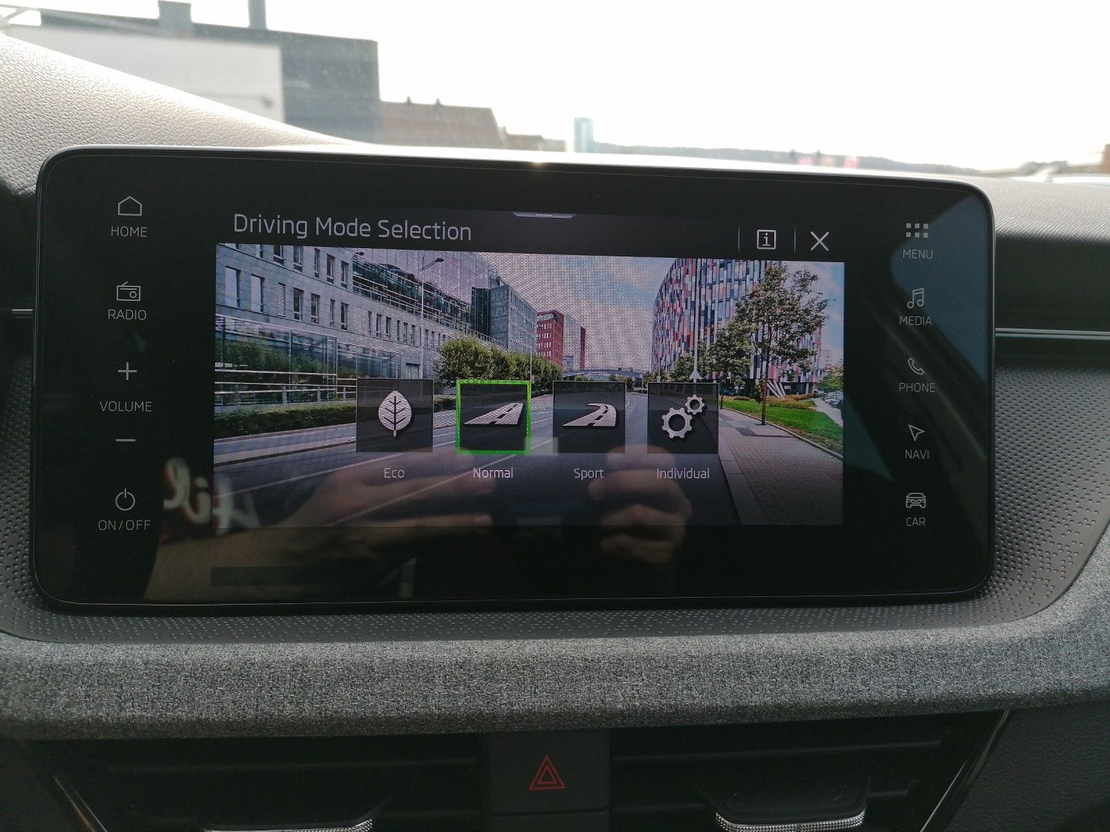 Fahrzeugabbildung SKODA Kamiq 1.0 TSI Selection DSG AHK ACC KAM TRAVEL