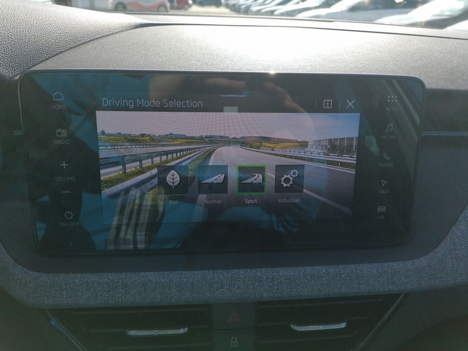 Fahrzeugabbildung SKODA Kamiq 1.0 TSI Selection DSG AHK ACC KAM TRAVEL