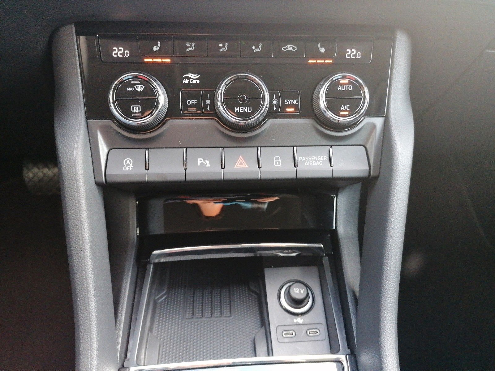 Fahrzeugabbildung SKODA Karoq 1.5 TSI Selection DSG AHK elHK MATRIX