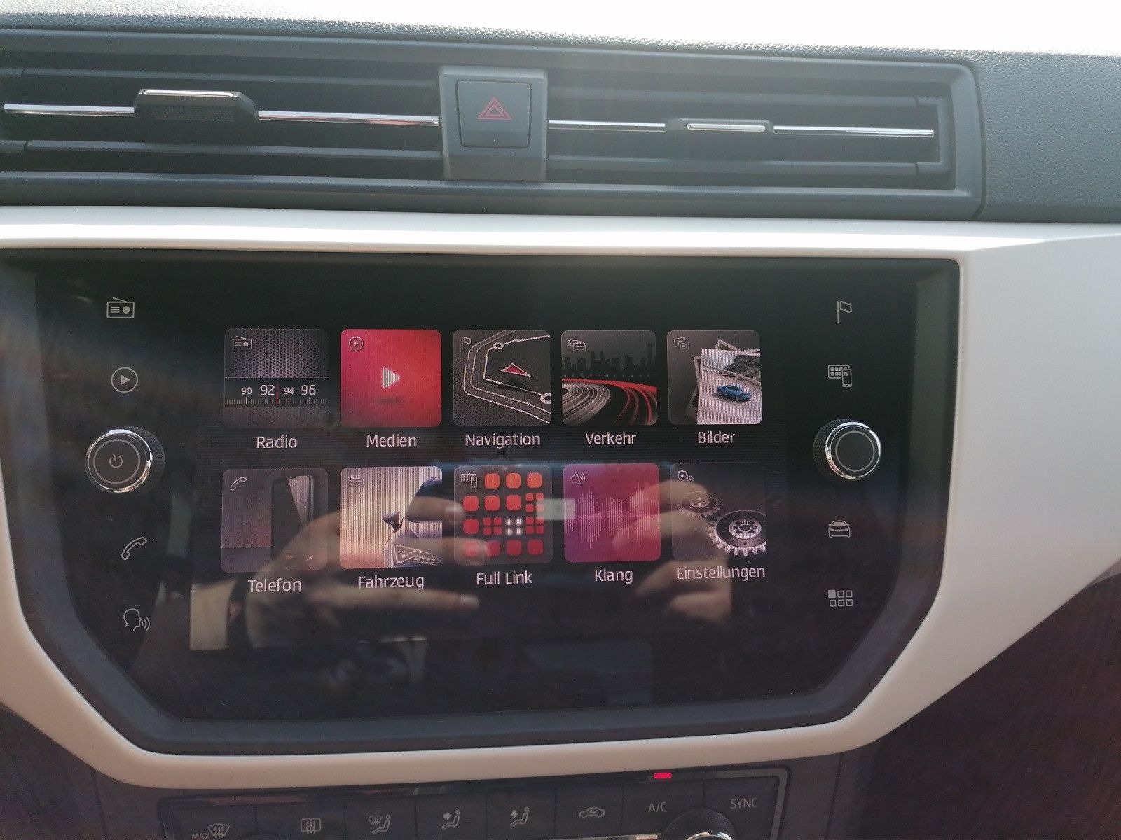 Fahrzeugabbildung SEAT Arona 1.0 TSI Xcellence DSG NAVI ACC DAB SHZ