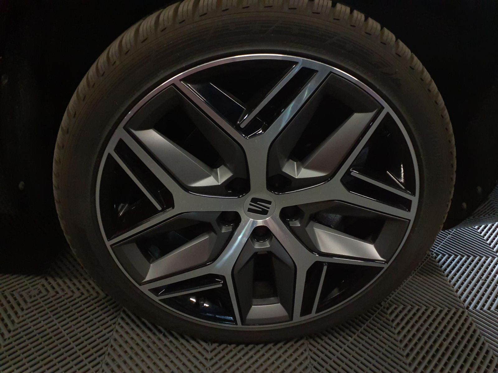 Fahrzeugabbildung SEAT Ateca 2.0 TDI FR DSG DCC XL DINAM BEATS 19" elSi