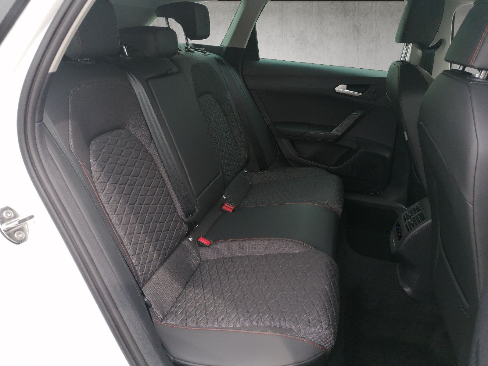 Fahrzeugabbildung SEAT Leon Sportstourer 1.5 TSI FR DSG FAP XL