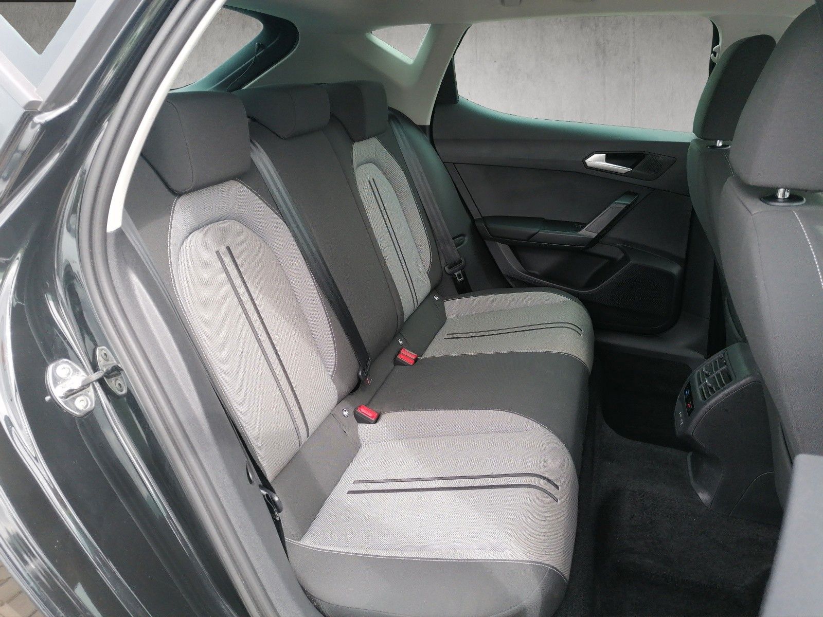 Fahrzeugabbildung SEAT Leon 1.5 TSI Style NAVI PDC KAM GAR 7/25