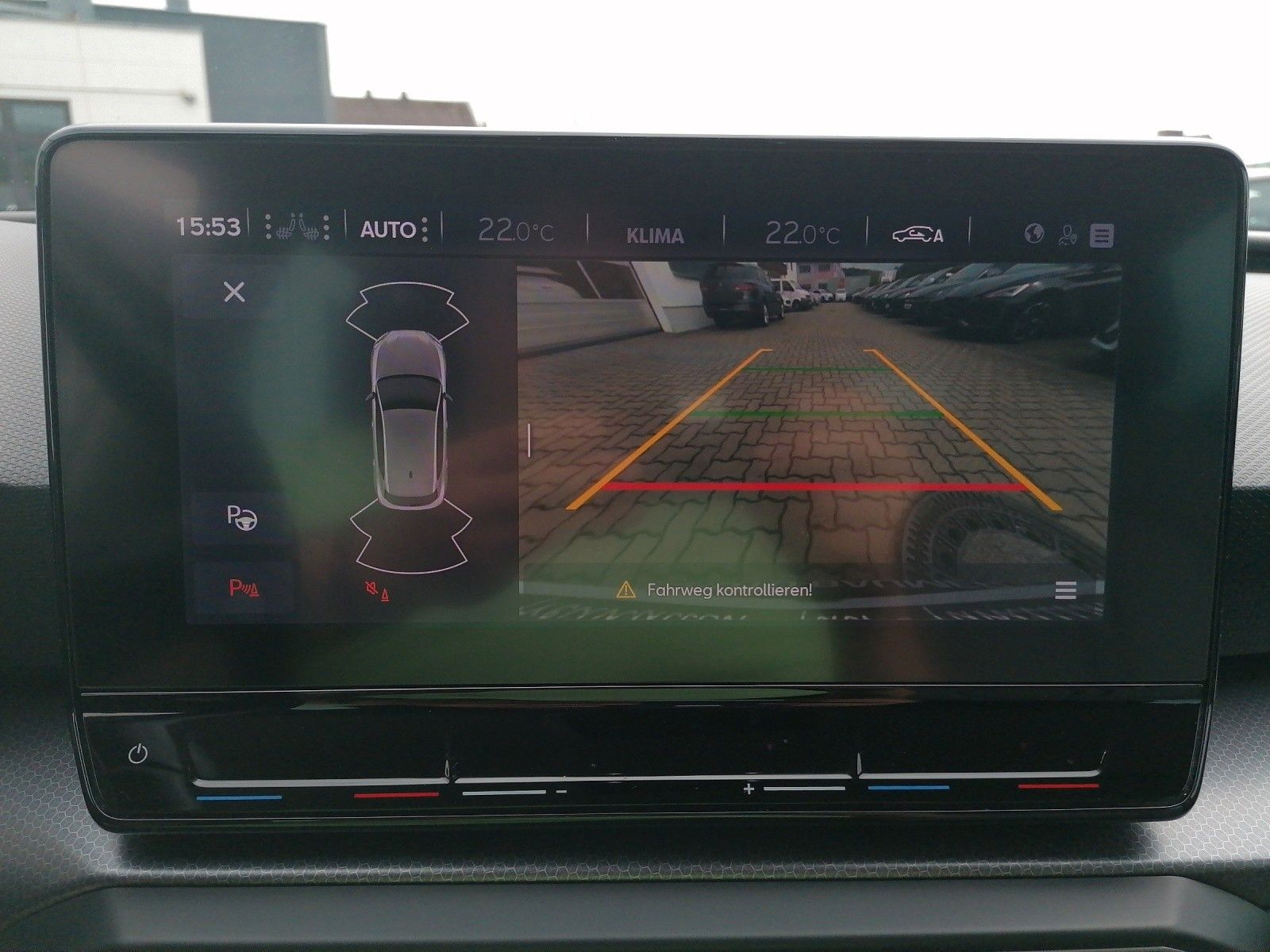 Fahrzeugabbildung SEAT Leon 1.5 TSI Style NAVI PDC KAM GAR 7/25