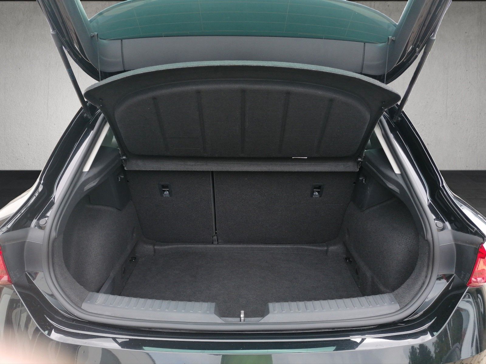 Fahrzeugabbildung SEAT Leon 1.5 TSI Style NAVI PDC KAM GAR 7/25