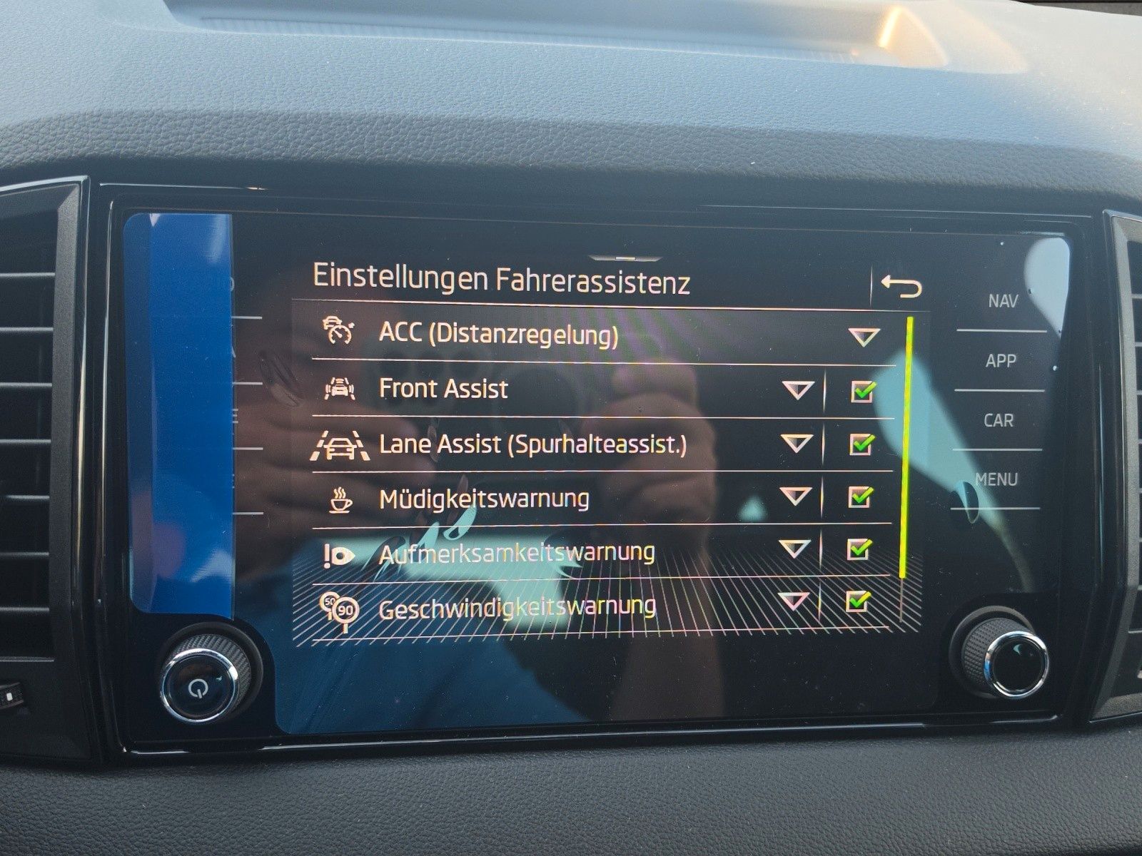 Fahrzeugabbildung SKODA Karoq 1.5 TSI Sportline DSG MJ27 5J GAR AHK elHK