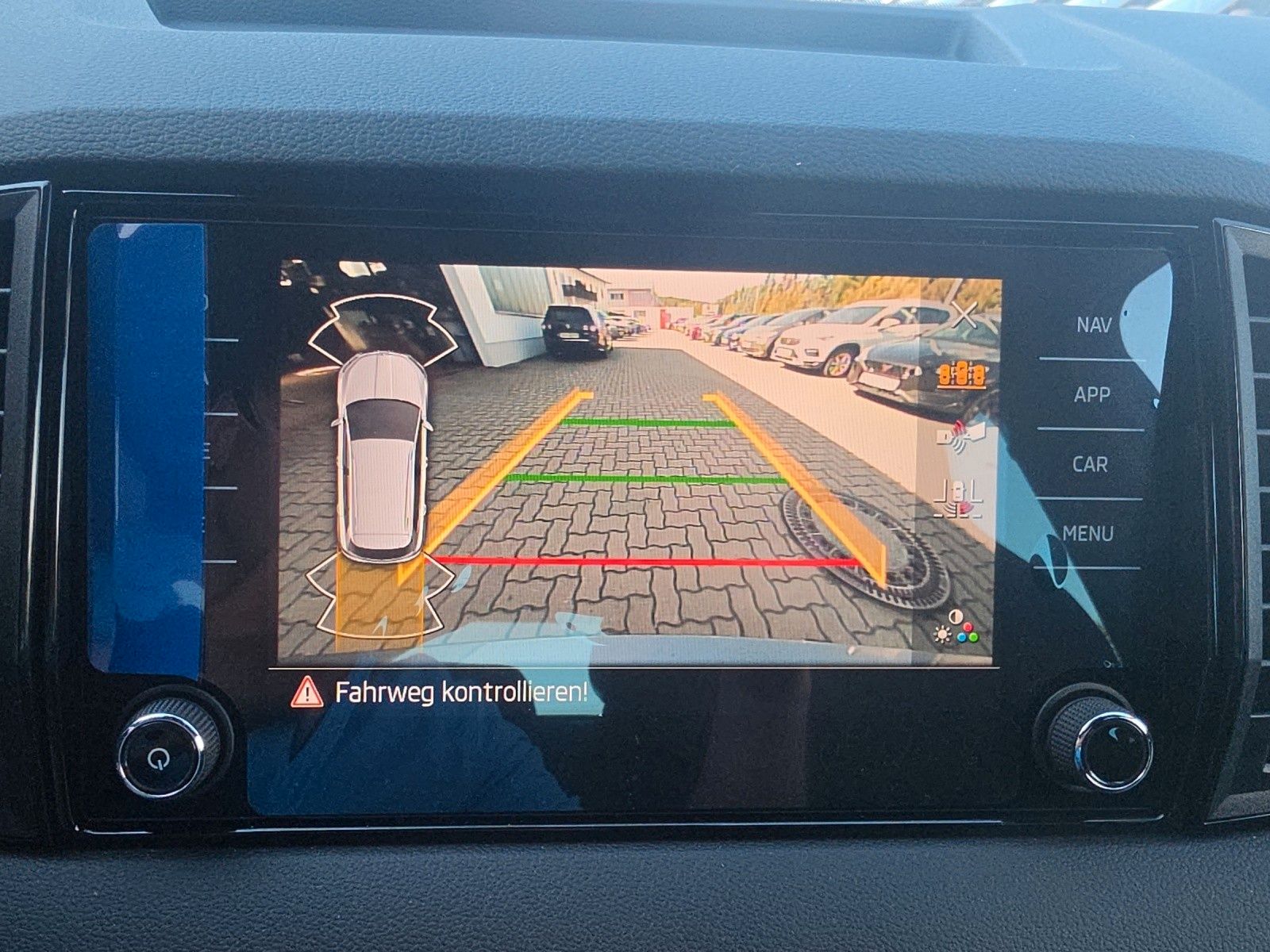 Fahrzeugabbildung SKODA Karoq 1.5 TSI Sportline DSG MJ27 5J GAR AHK elHK