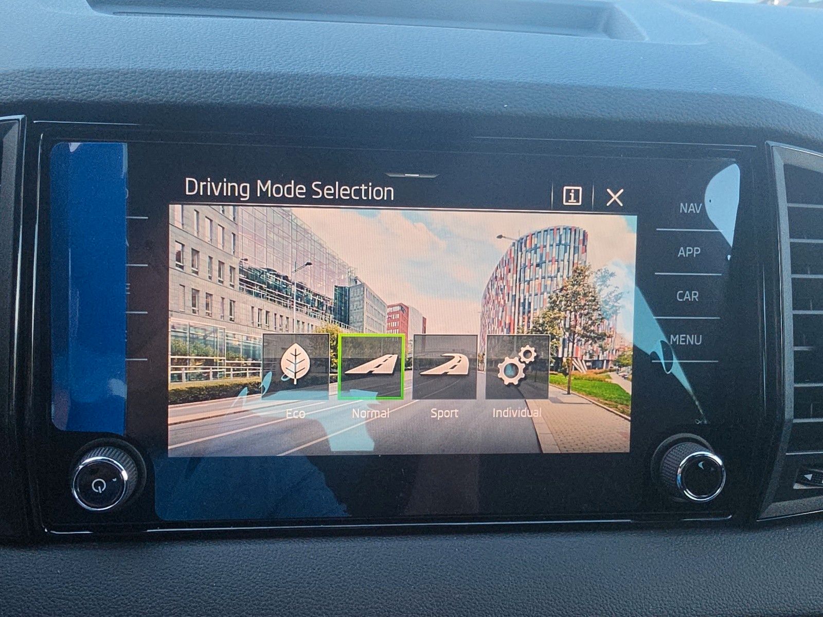 Fahrzeugabbildung SKODA Karoq 1.5 TSI Sportline DSG MJ27 5J GAR AHK elHK