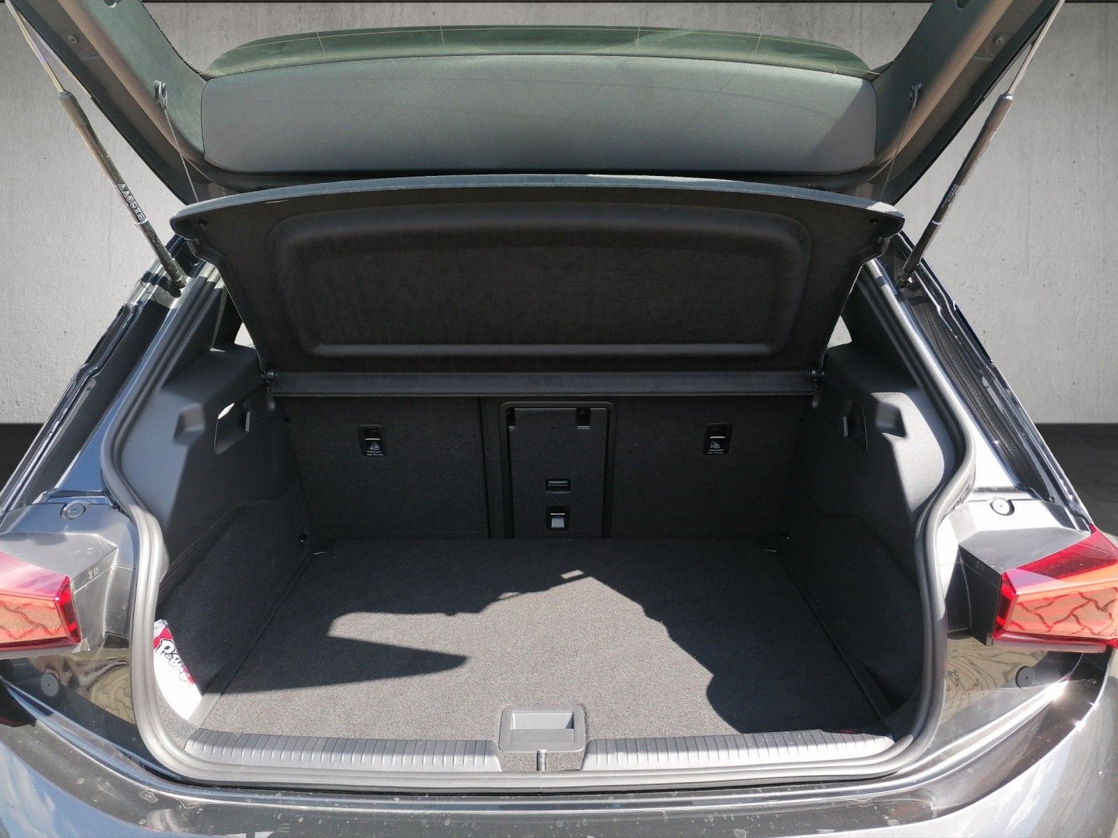 Fahrzeugabbildung CUPRA Born 231 PS 77kWh 19" Pilot M Cargo Below Zero