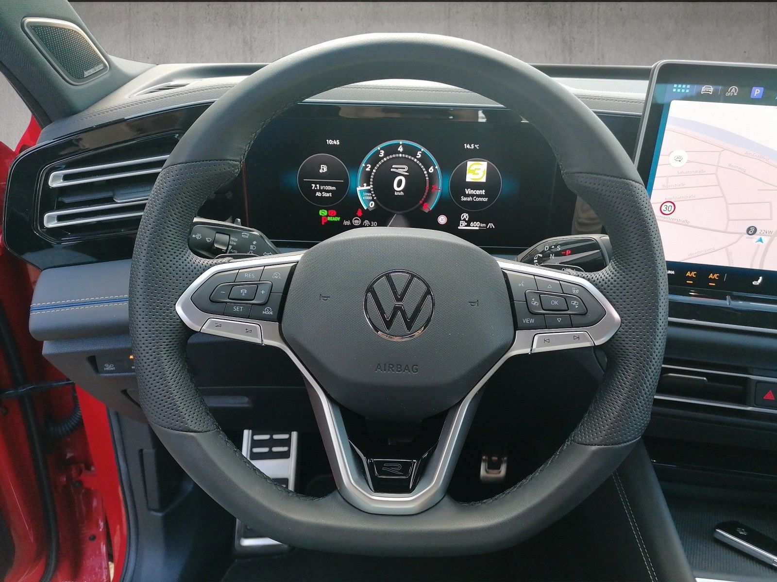 Fahrzeugabbildung Volkswagen Tiguan 1.5 eTSI R-Line AHK Pano DCC Pro