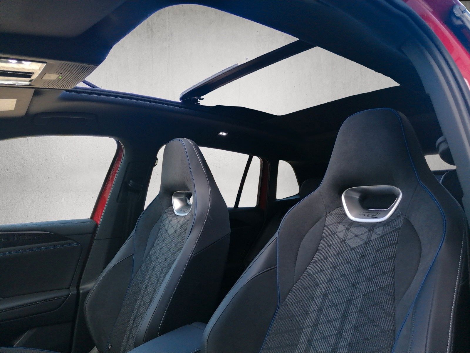 Fahrzeugabbildung Volkswagen Tiguan 1.5 eTSI R-Line AHK Pano DCC Pro