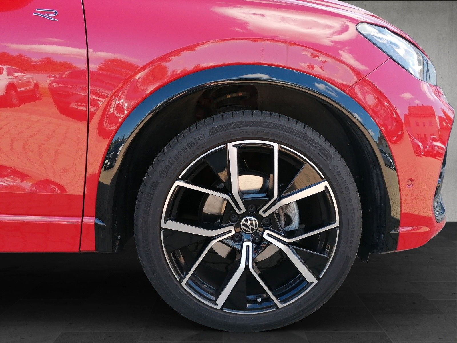 Fahrzeugabbildung Volkswagen Tiguan 1.5 eTSI R-Line AHK Pano DCC Pro