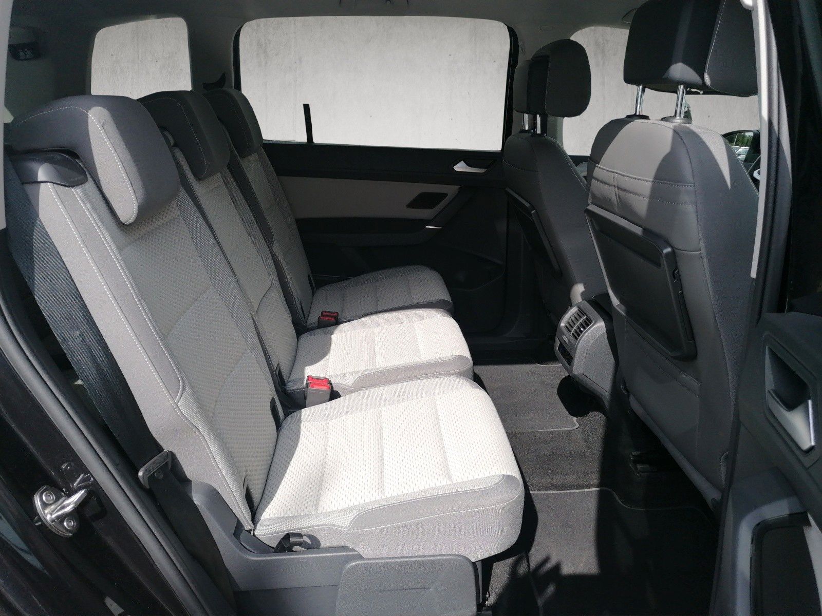 Fahrzeugabbildung Volkswagen Touran 1.5 TSI DSG AHK 7SITZER NAVI ACC