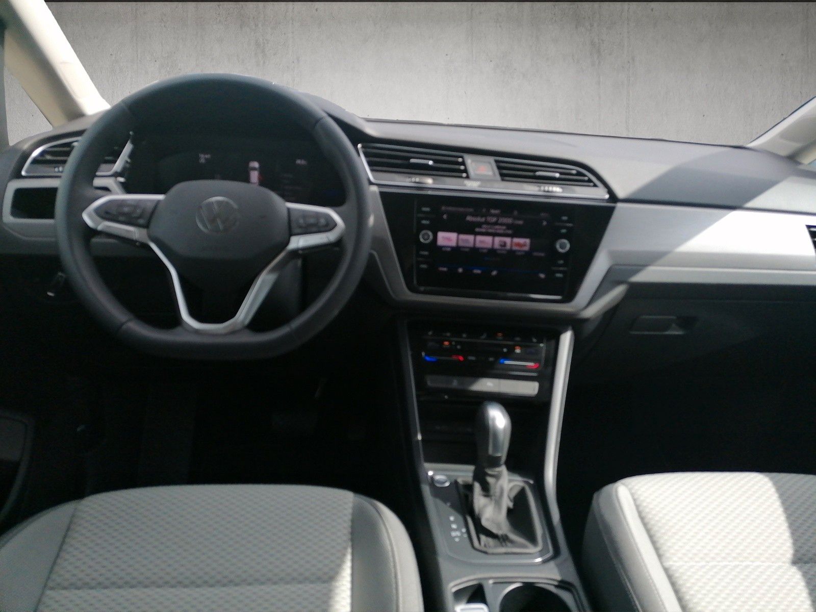 Fahrzeugabbildung Volkswagen Touran 1.5 TSI DSG AHK 7SITZER NAVI ACC