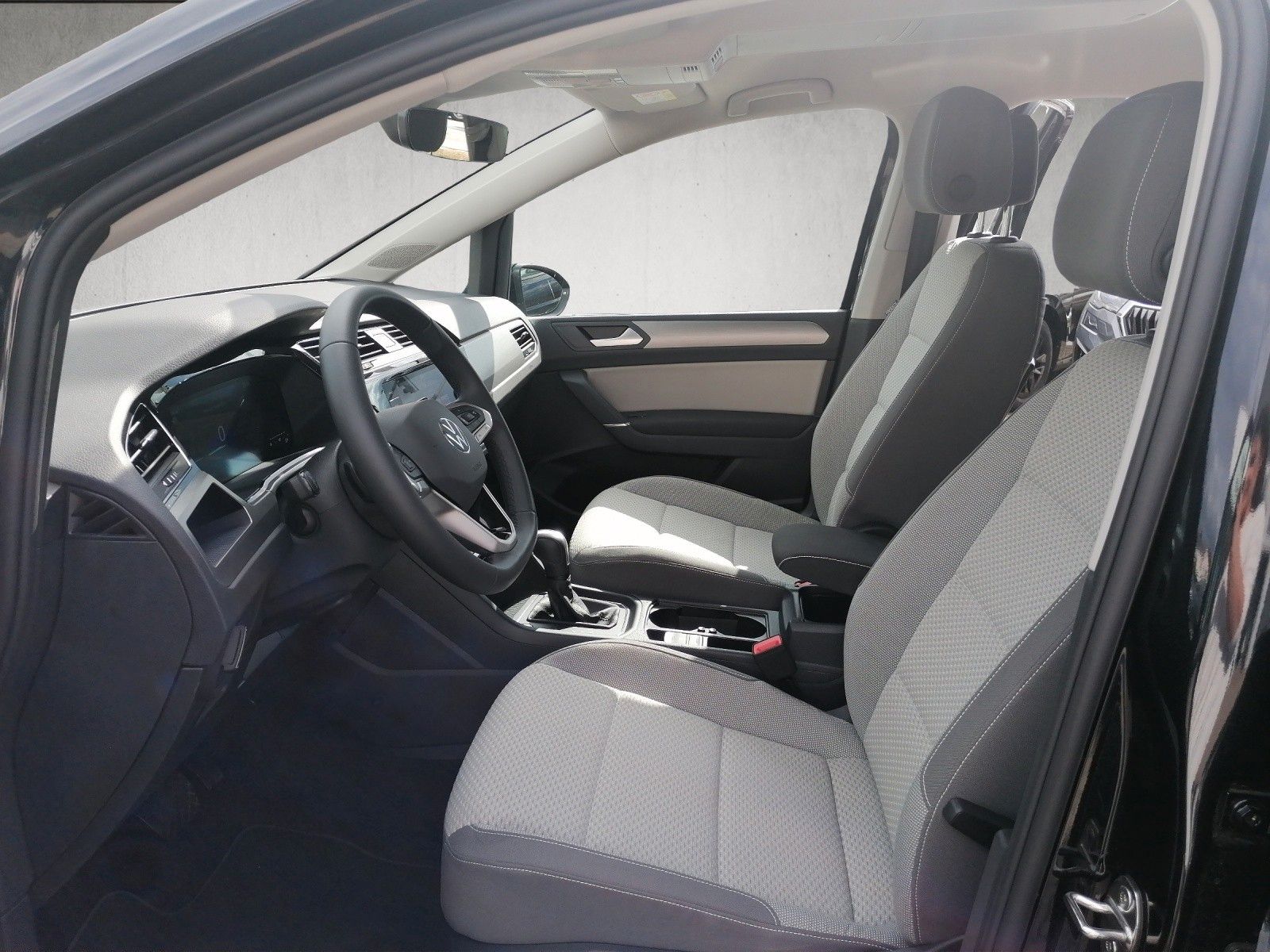 Fahrzeugabbildung Volkswagen Touran 1.5 TSI DSG AHK 7SITZER NAVI ACC