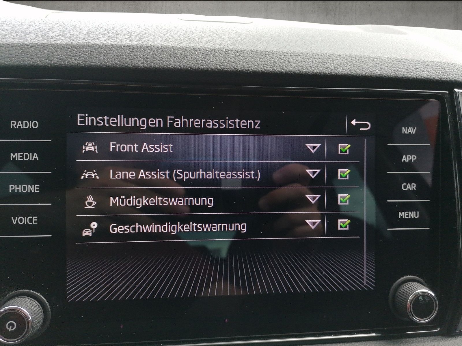 Fahrzeugabbildung SKODA Karoq 1.5 TSI Selection elHK KAM Vorb.AHK Navi