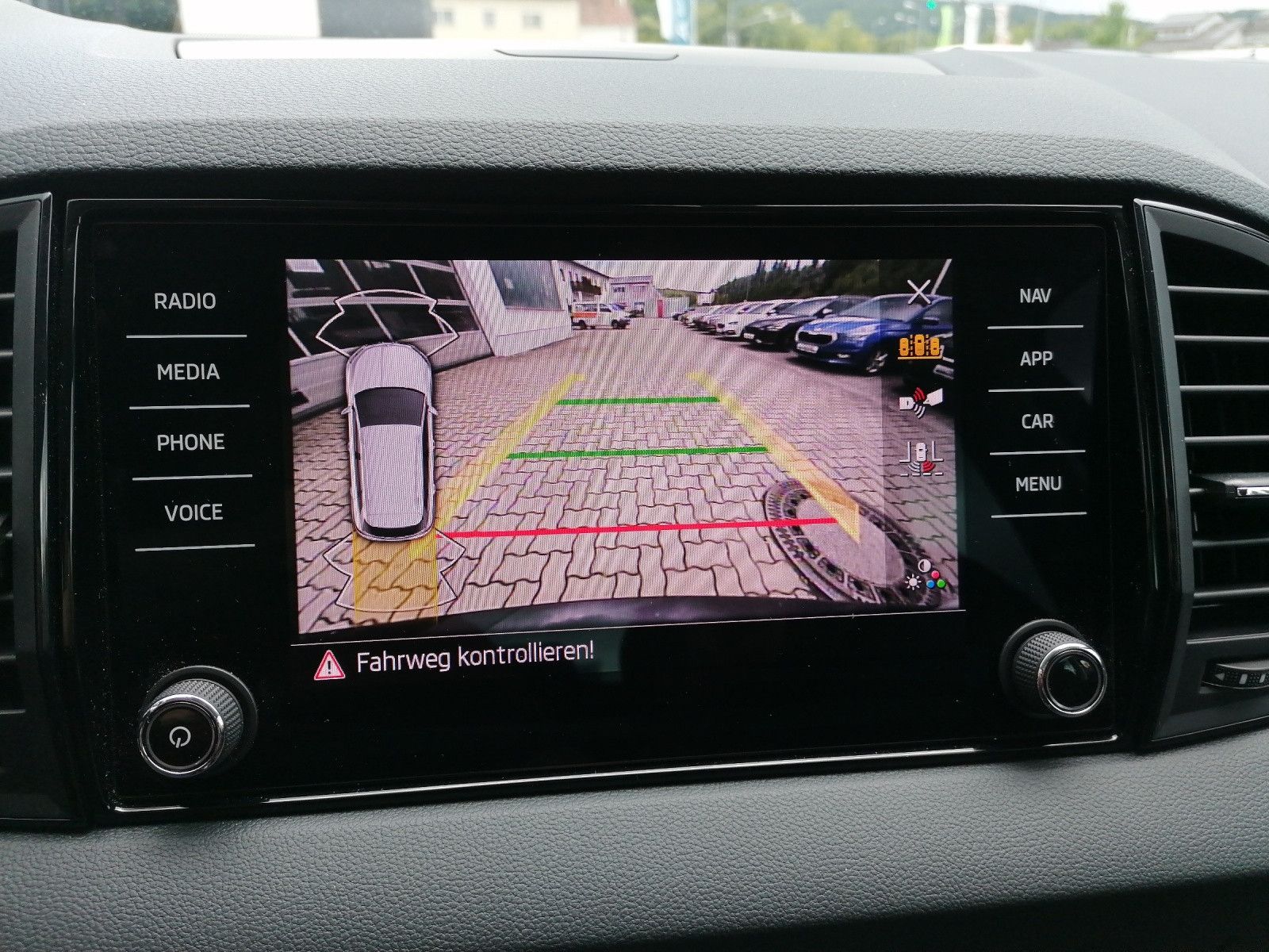 Fahrzeugabbildung SKODA Karoq 1.5 TSI Selection elHK KAM Vorb.AHK Navi