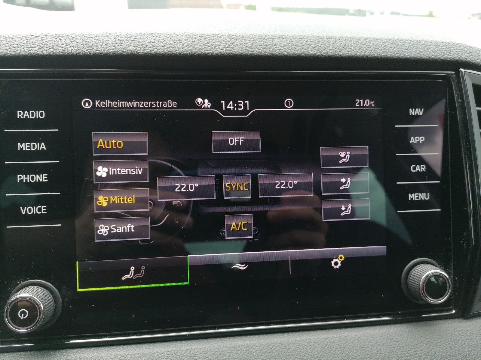 Fahrzeugabbildung SKODA Karoq 1.5 TSI Selection elHK KAM Vorb.AHK Navi