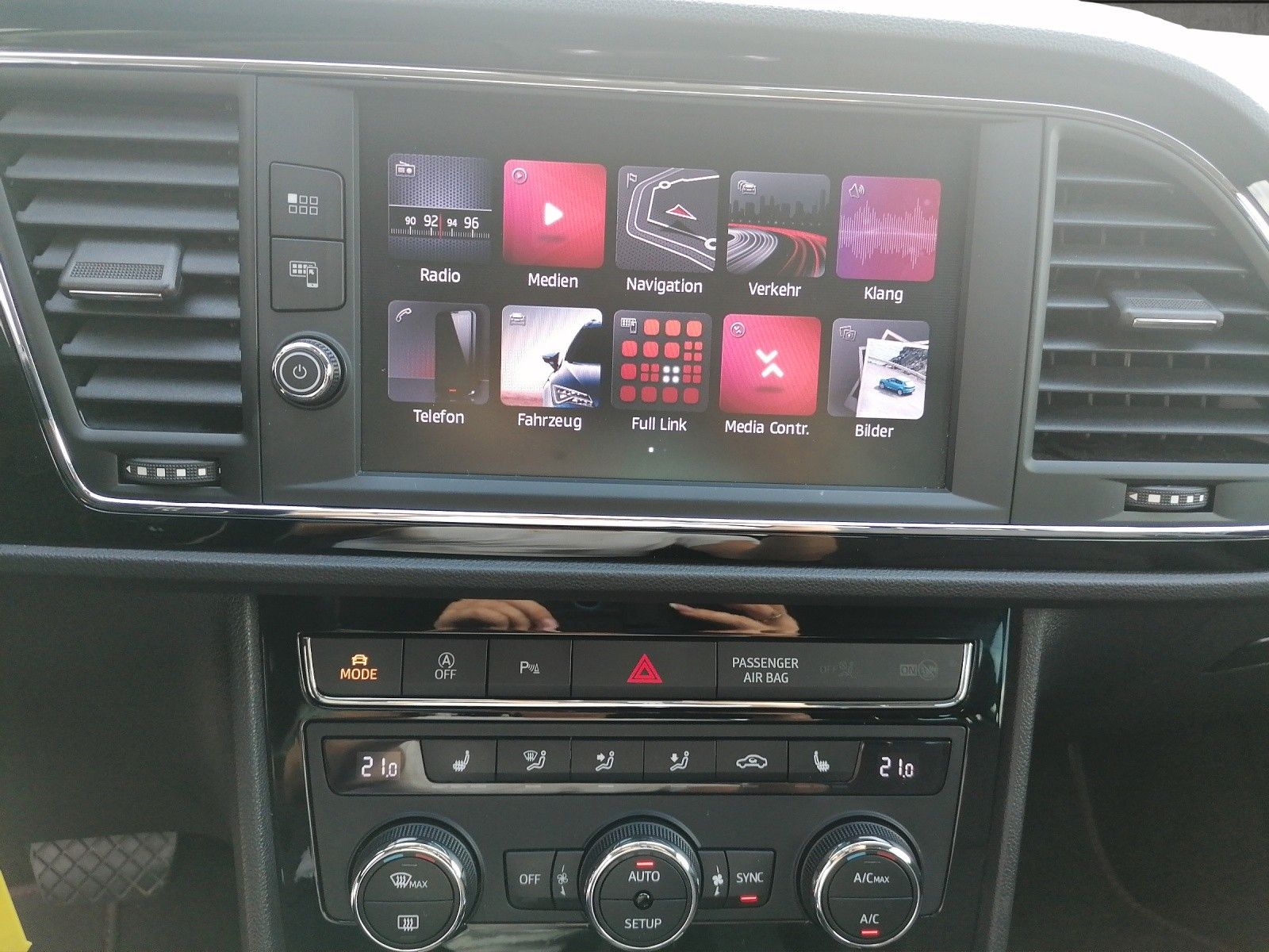 Fahrzeugabbildung SEAT Leon ST 2.0 TSI FR DSG ACC KAM FULL LINK