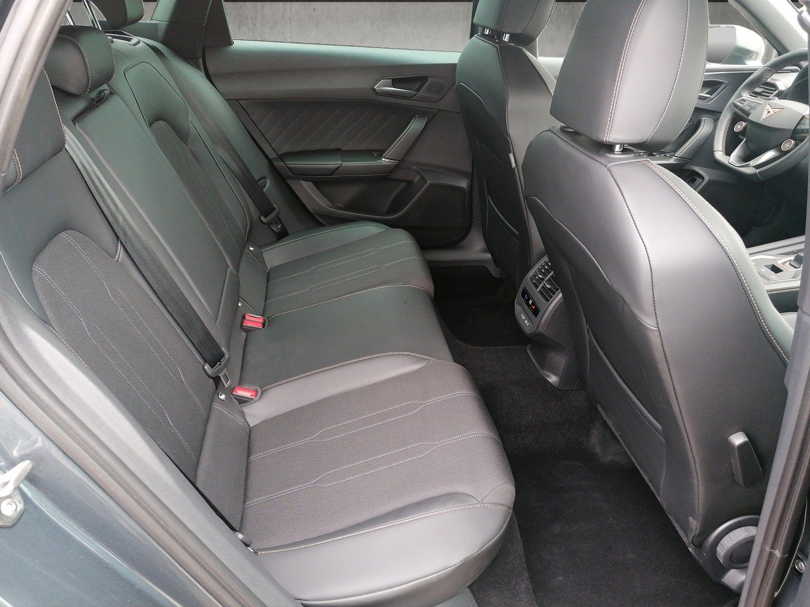 Fahrzeugabbildung CUPRA Leon Sportstourer 1.5 eTSI DSG AHK SENNHEISER