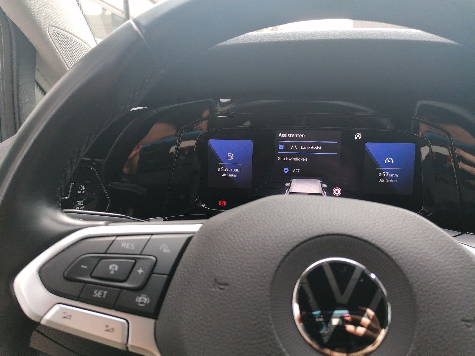 Fahrzeugabbildung Volkswagen Golf 1.5 TSI Life ACC NAVI APP CONNECT