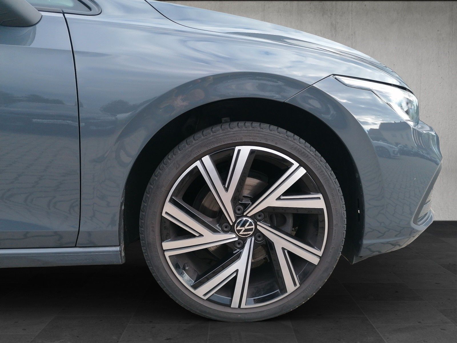 Fahrzeugabbildung Volkswagen Golf 1.5 TSI Life ACC NAVI APP CONNECT