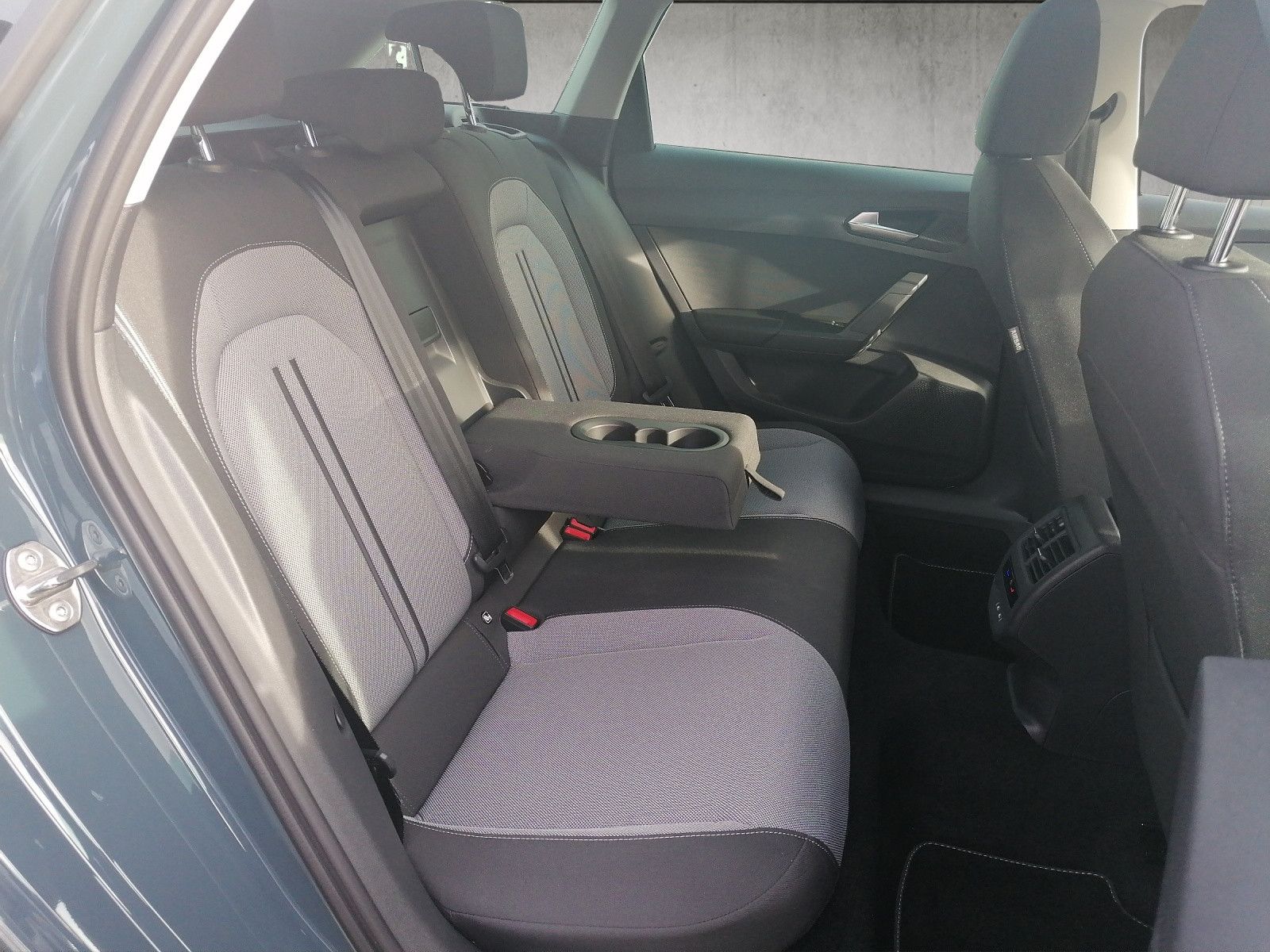 Fahrzeugabbildung SEAT Leon Sportstourer 1.5 eTSI DSG Road Edition