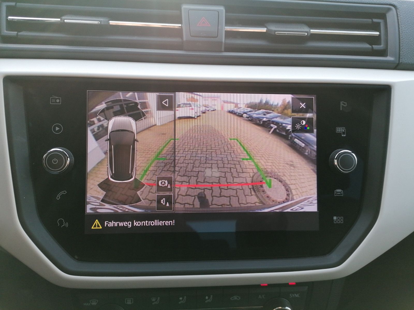 Fahrzeugabbildung SEAT Arona 1.0 TSI Xcellence Totwinkel Navi AHK LED