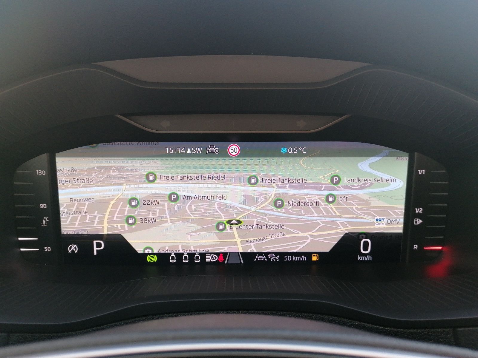 Fahrzeugabbildung SKODA Karoq 1.5 TSI DSG PANO AHK MATRIX elHK