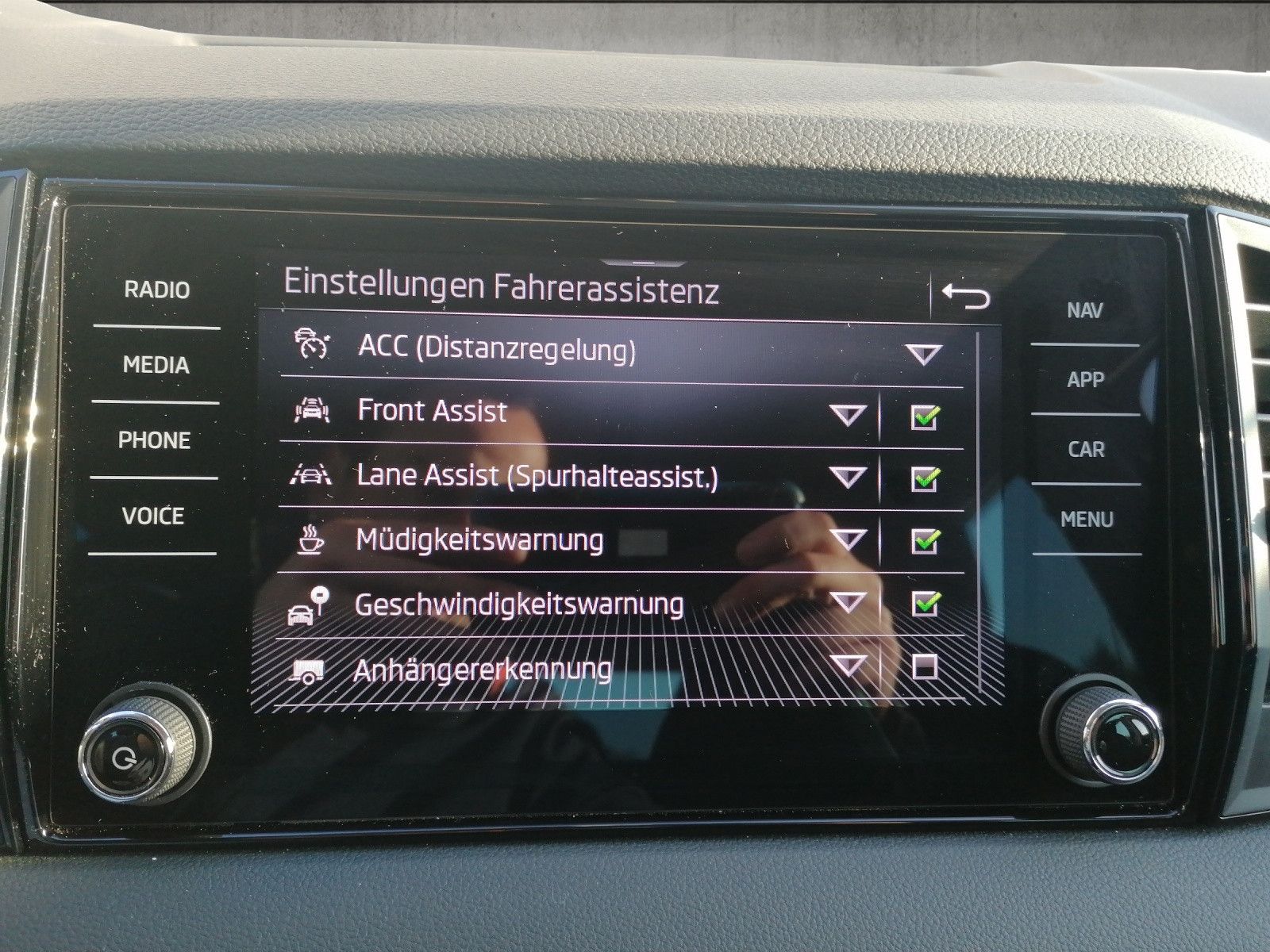 Fahrzeugabbildung SKODA Karoq 1.5 TSI DSG PANO AHK MATRIX elHK