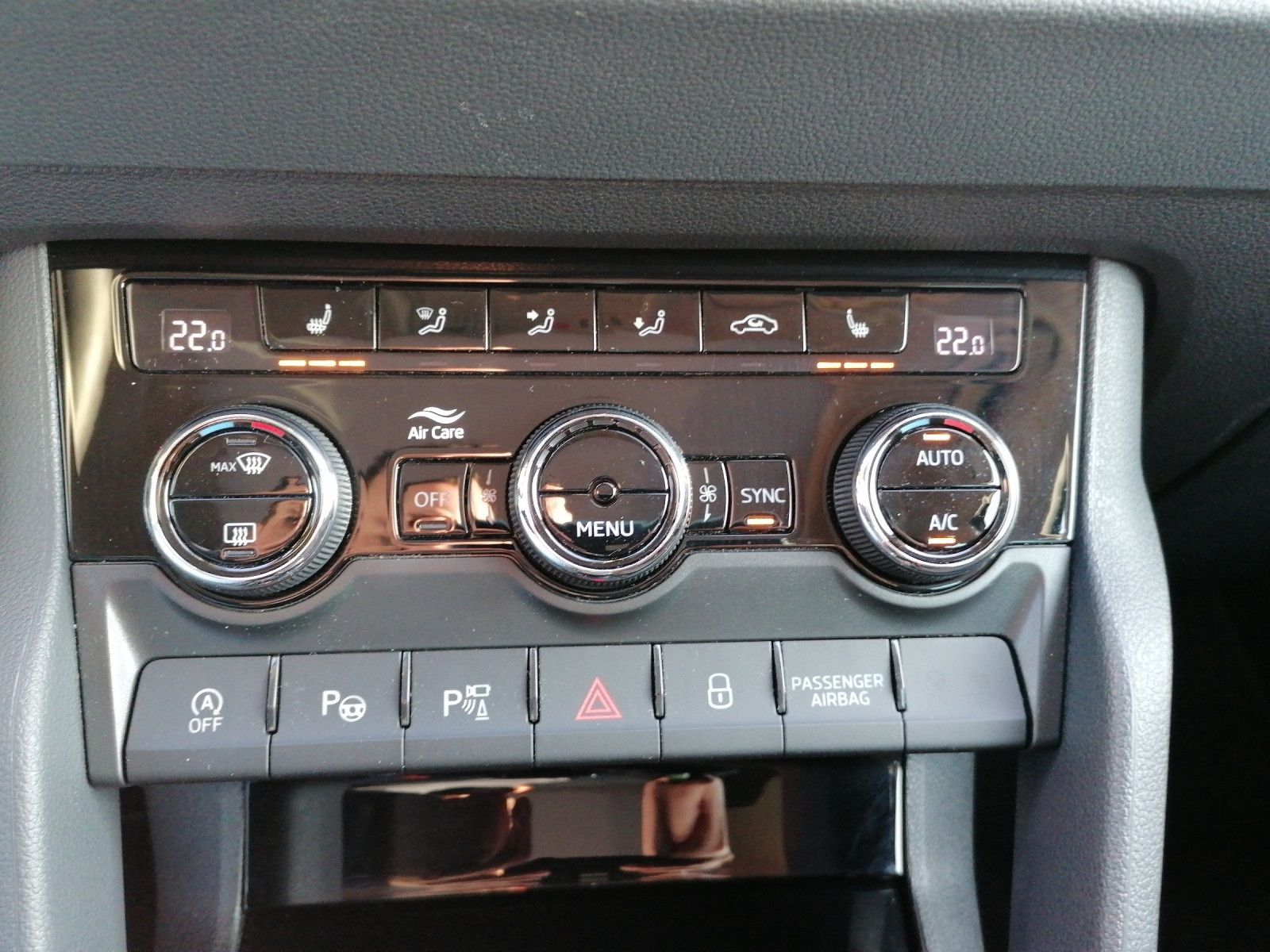 Fahrzeugabbildung SKODA Karoq 1.5 TSI DSG PANO AHK MATRIX elHK