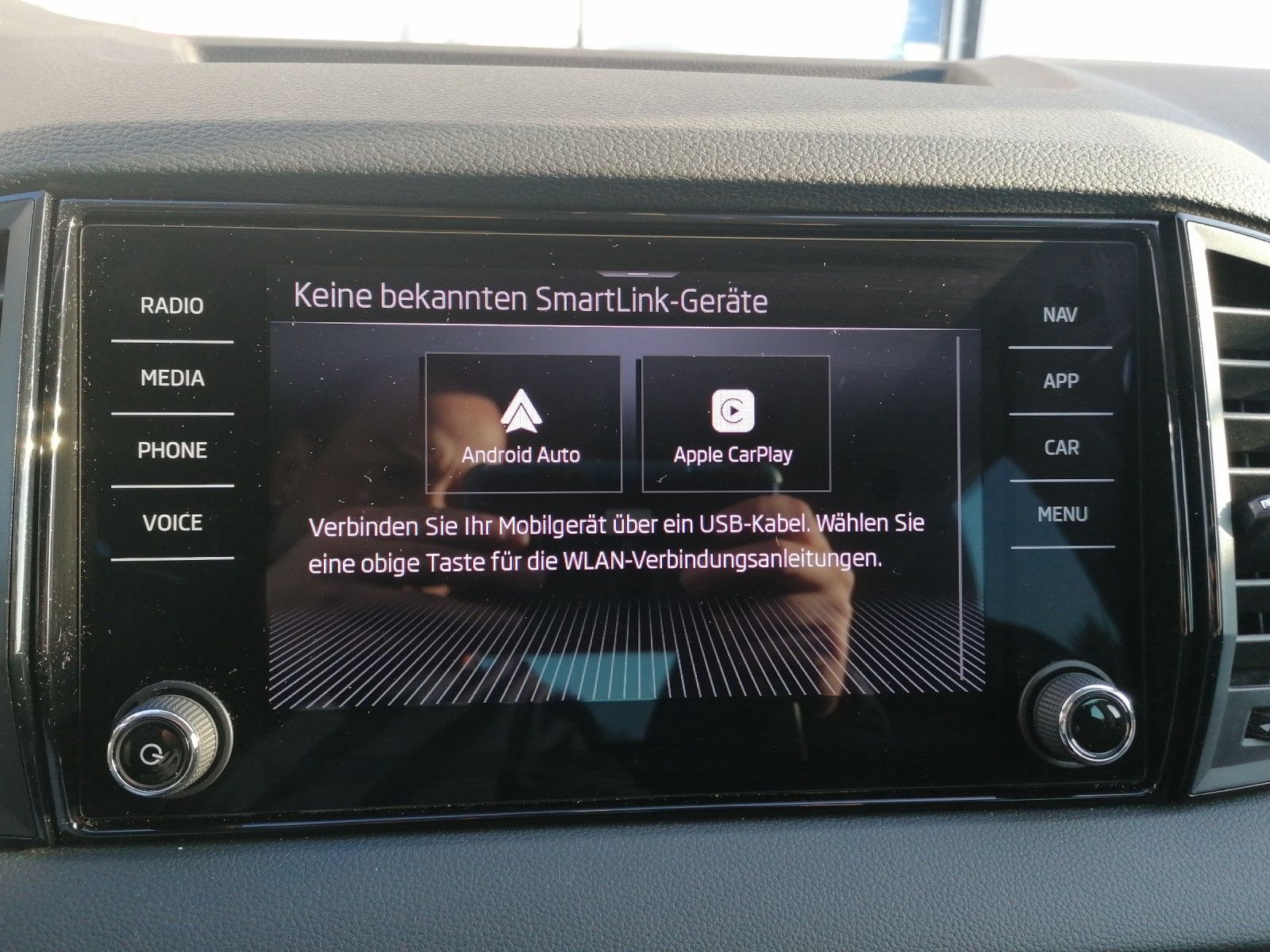 Fahrzeugabbildung SKODA Karoq 1.5 TSI DSG PANO AHK MATRIX elHK