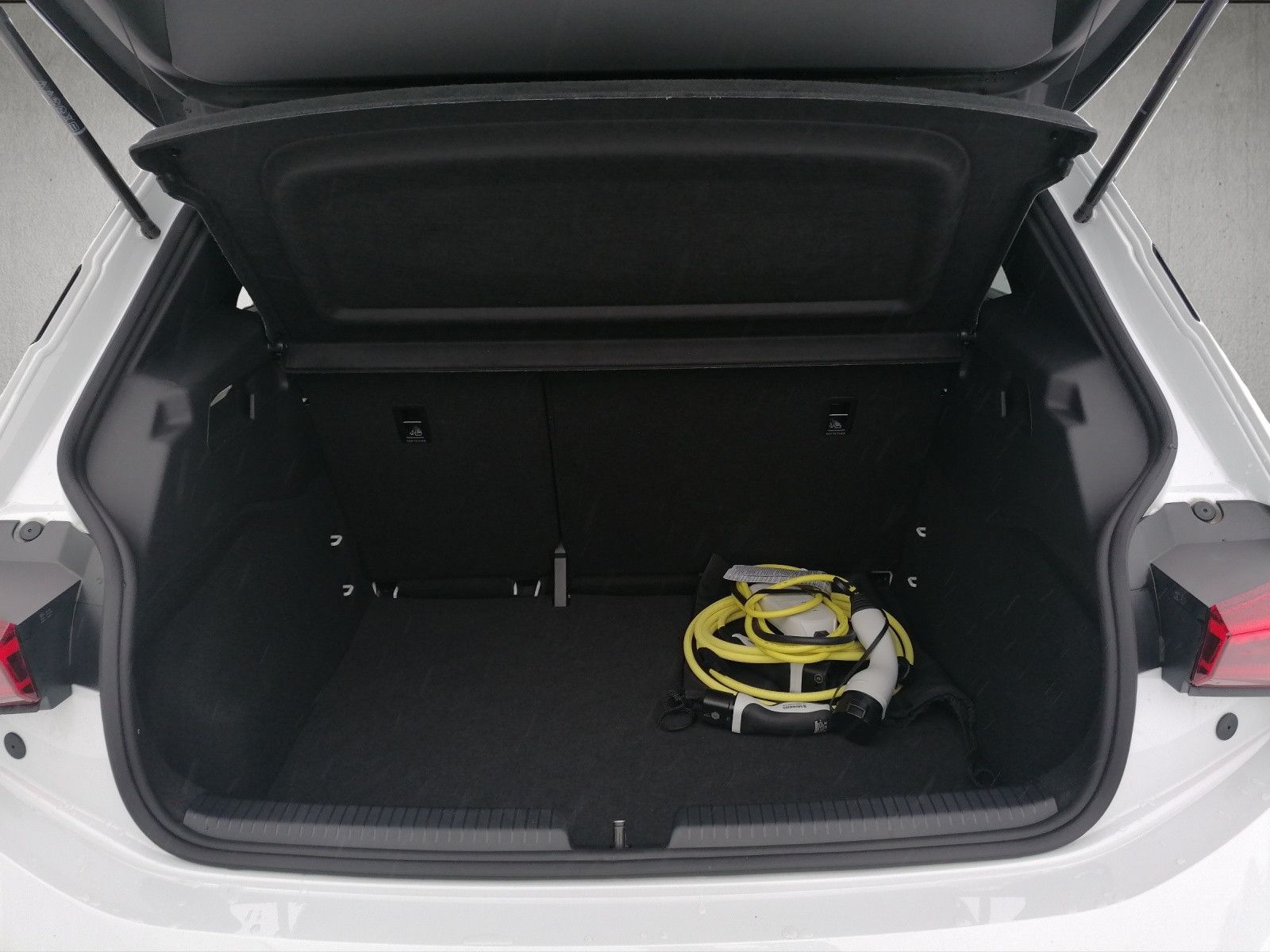 Fahrzeugabbildung CUPRA Born 77kW 231PS Below Zero HEAT PUMP PILOT M 5J