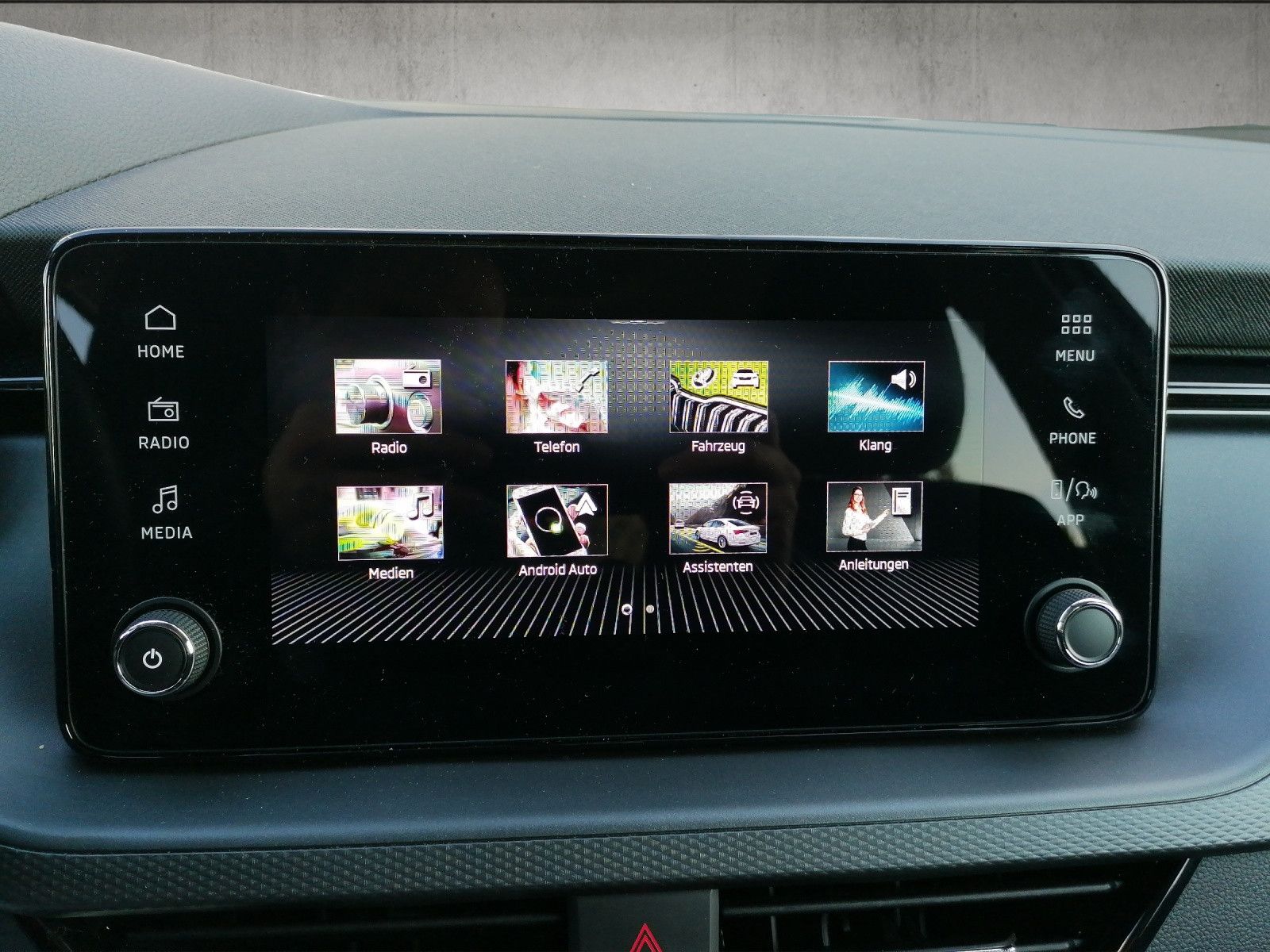 Fahrzeugabbildung SKODA Kamiq 1.0 TSI DSG AHK SmartLink PDC hi SHZ