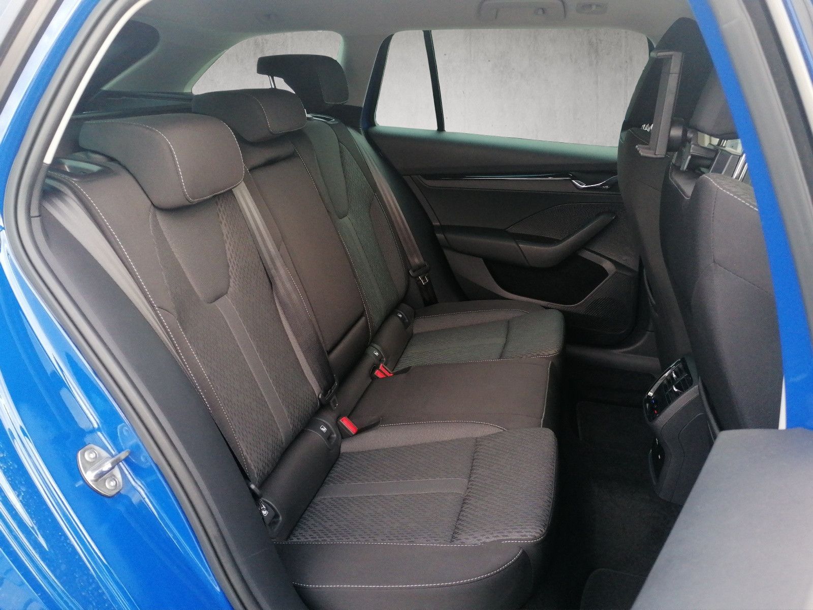 Fahrzeugabbildung SKODA Octavia Combi iV AHK beh Front 18 Zoll GAR 11/28