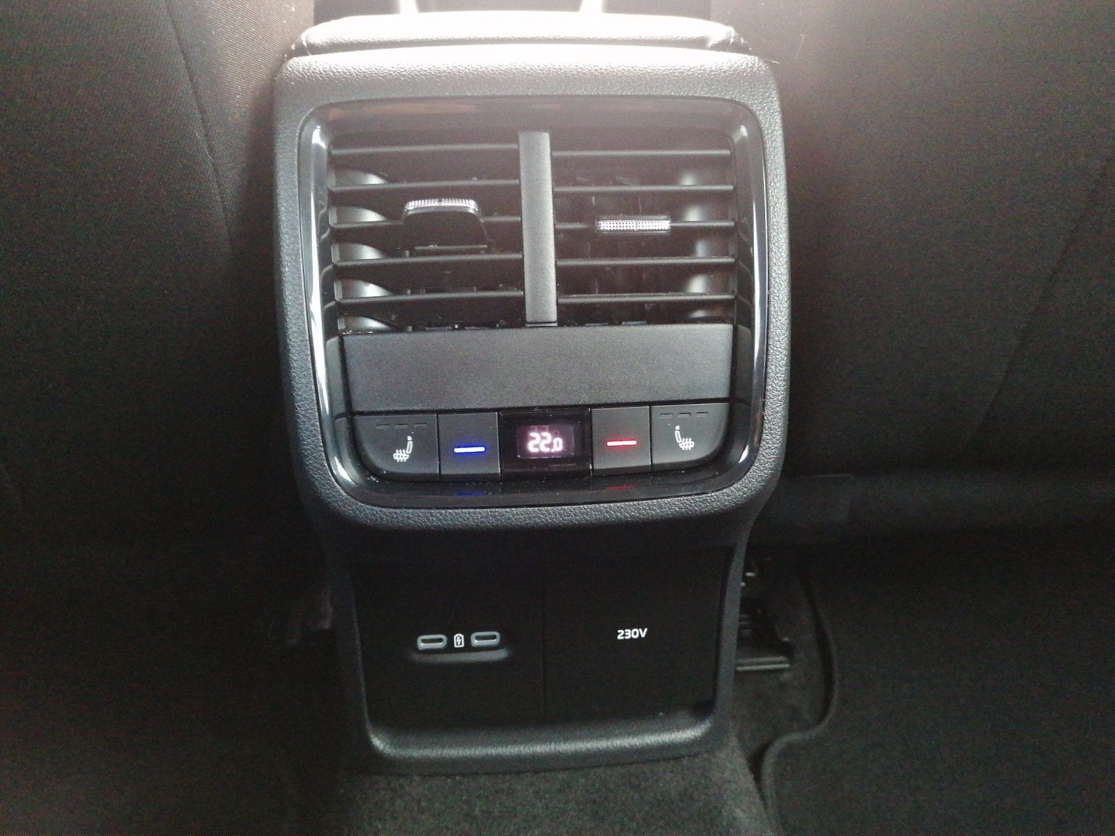 Fahrzeugabbildung SKODA Octavia Combi iV AHK beh Front 18 Zoll GAR 11/28