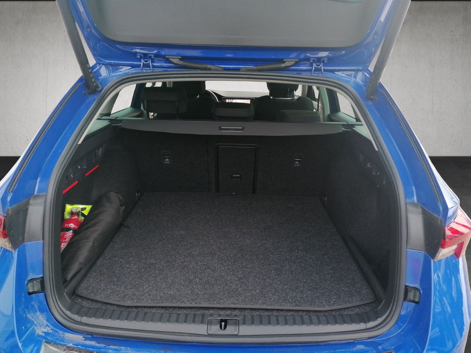 Fahrzeugabbildung SKODA Octavia Combi iV AHK beh Front 18 Zoll GAR 11/28