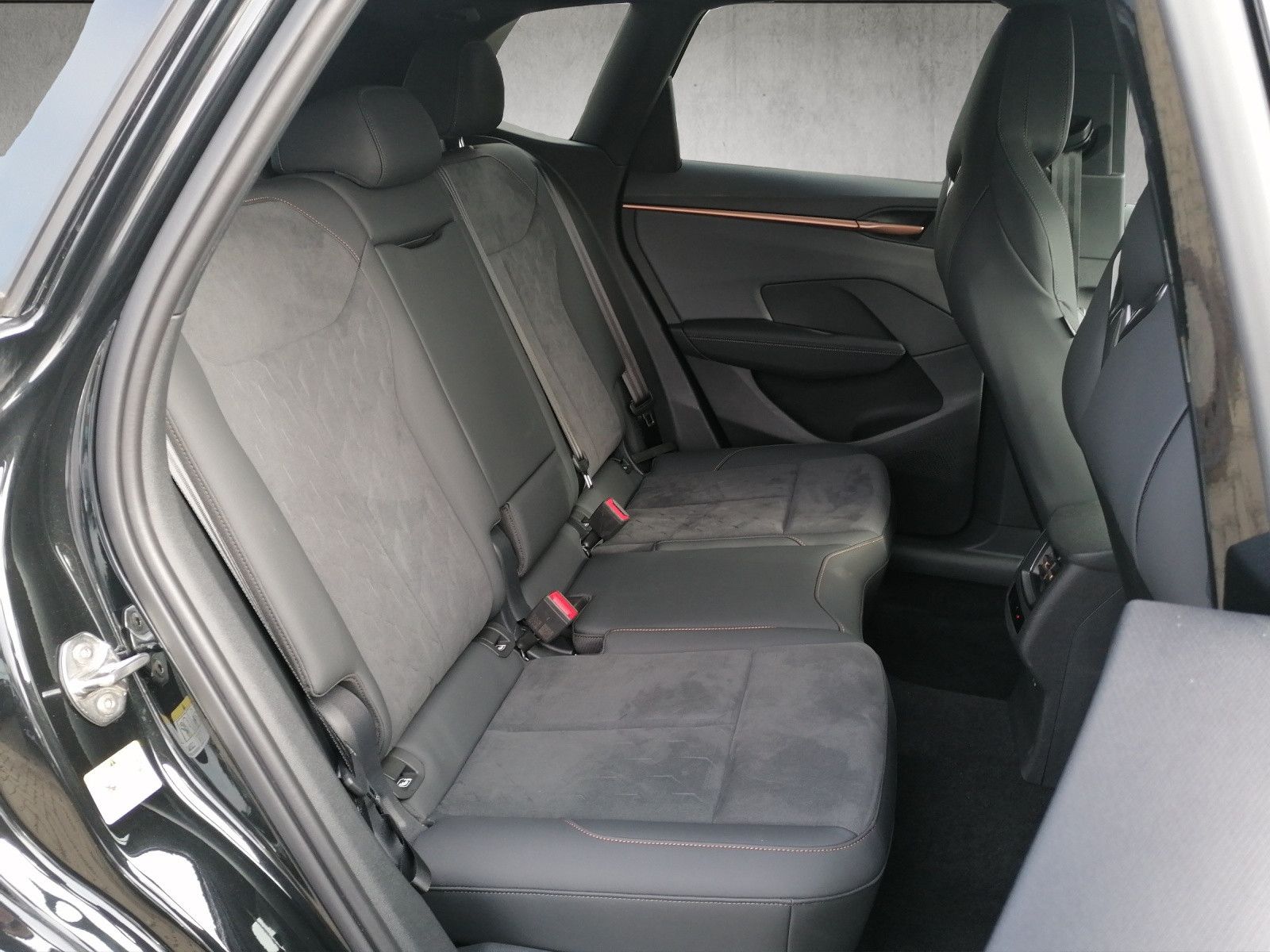 Fahrzeugabbildung CUPRA Terramar 1.5 eTSI DSG Dynamic Performance Digita