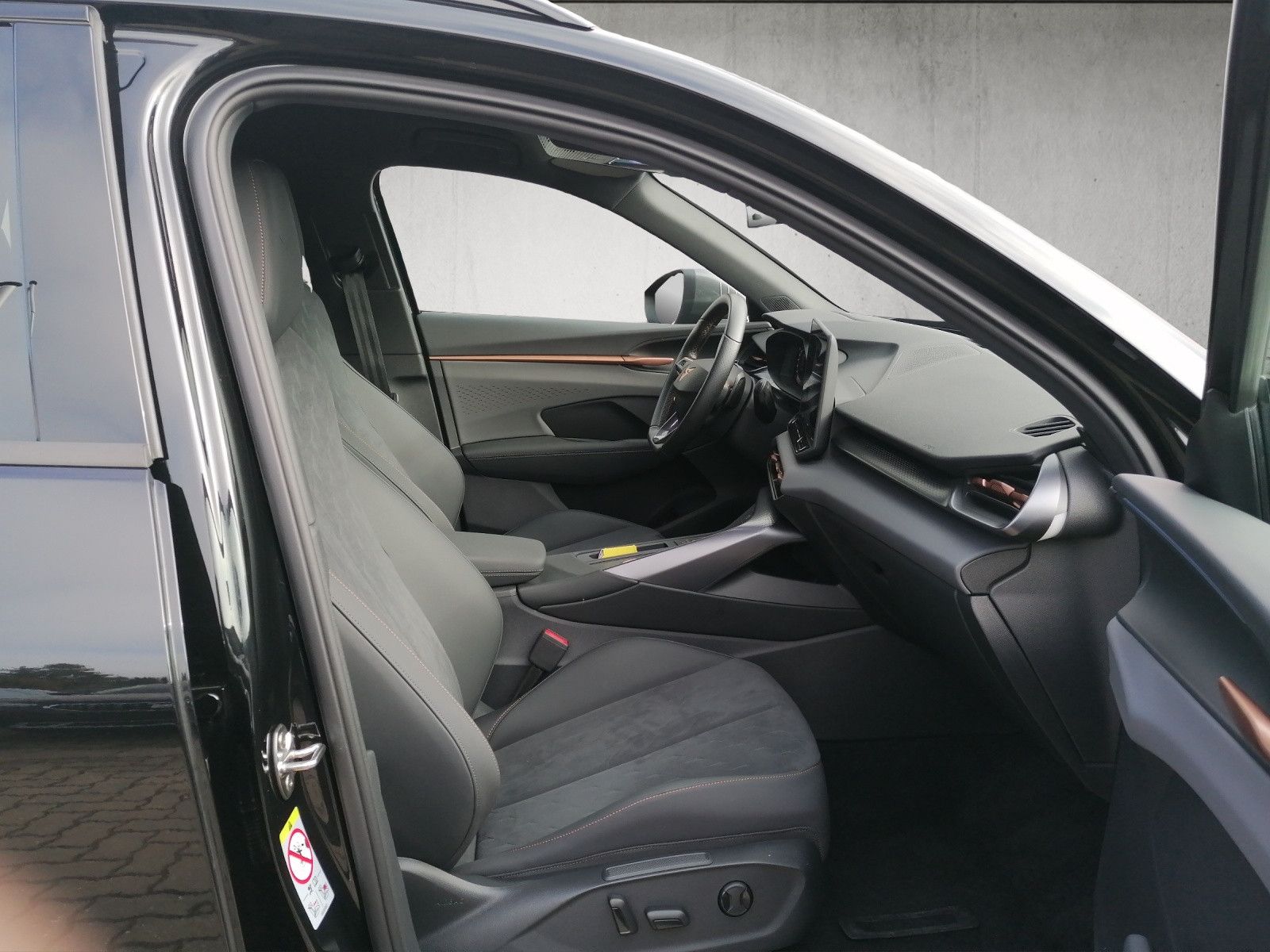 Fahrzeugabbildung CUPRA Terramar 1.5 eTSI DSG Dynamic Performance Digita