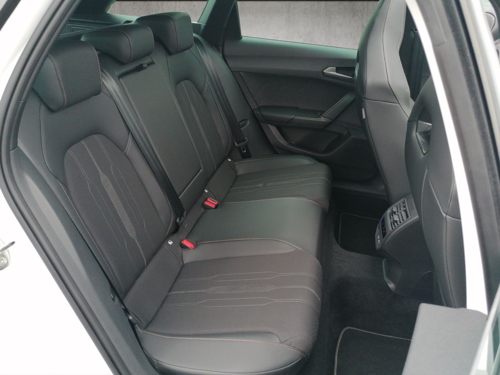 Fahrzeugabbildung CUPRA Leon Sportstourer 2.0 TSI VZ DSG DCC BEATS MATRI