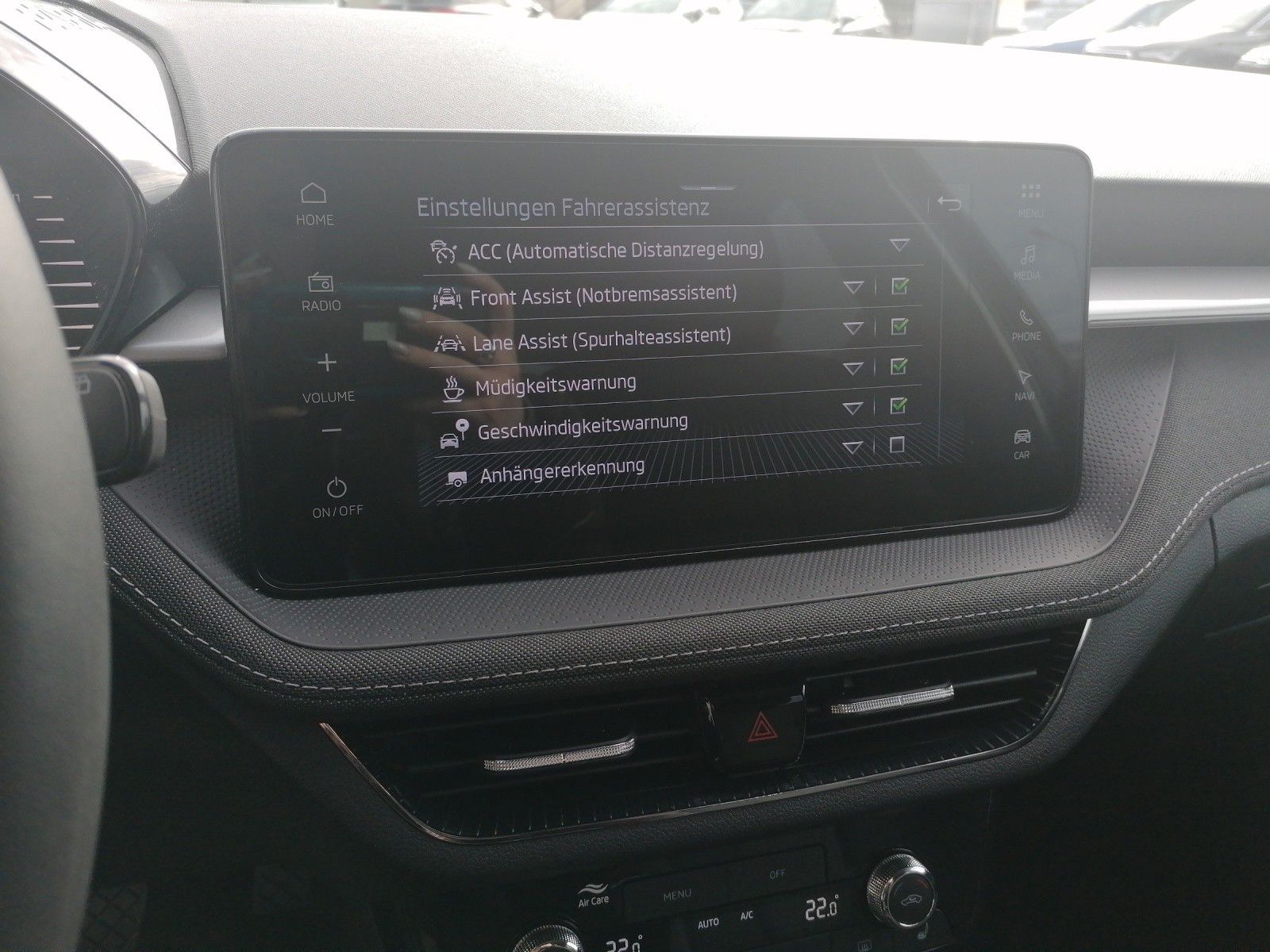 Fahrzeugabbildung SKODA Fabia 1.0 TSI DSG Tour AHK ACC NAVI KAMERA