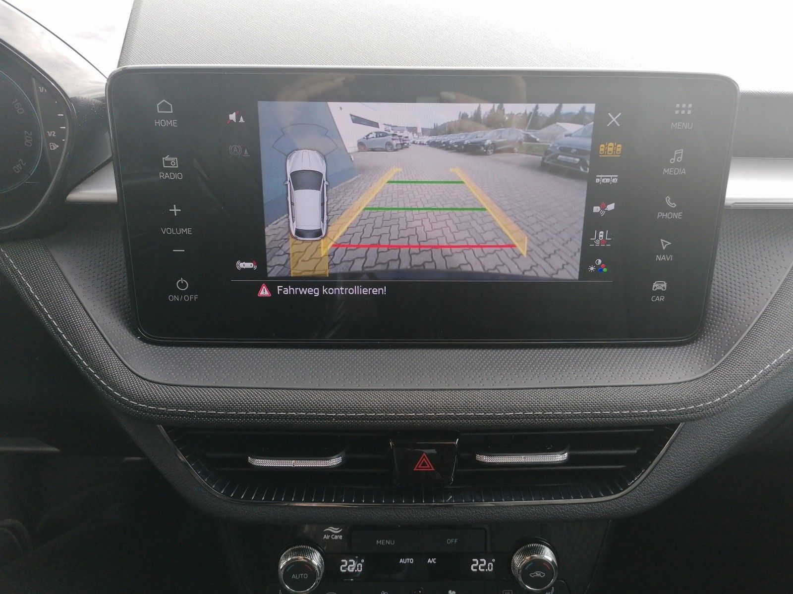 Fahrzeugabbildung SKODA Fabia 1.0 TSI DSG Tour AHK ACC NAVI KAMERA