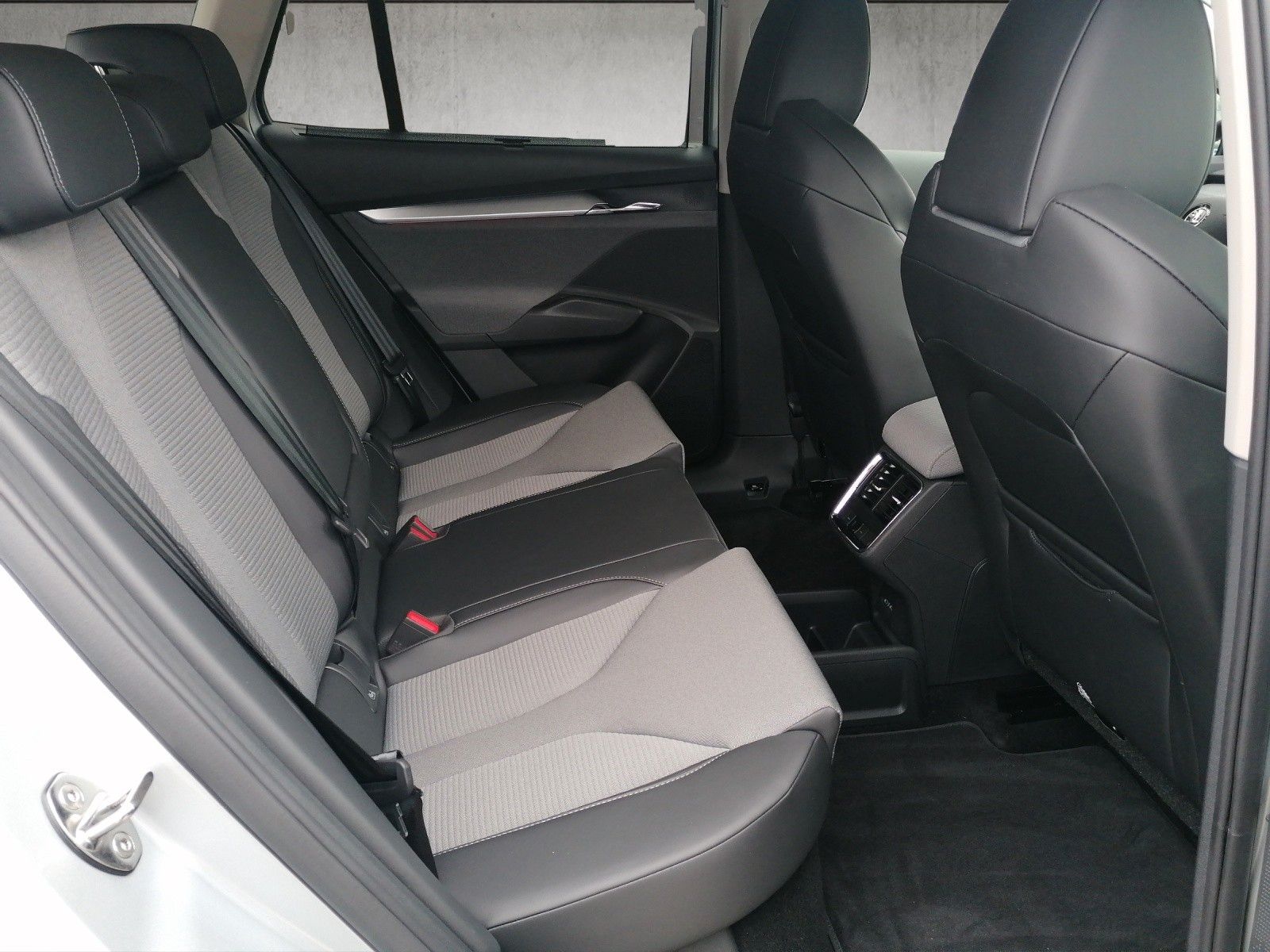 Fahrzeugabbildung SKODA Enyaq 60 Loft Wärmep elHK ACC Family Transport